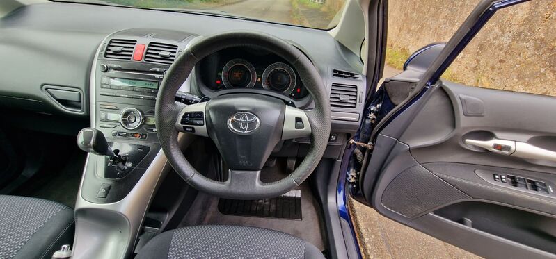 TOYOTA AURIS